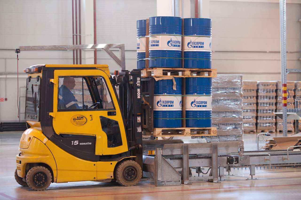 Грузовики Mercedes-Benz получат на конвейере российские масла