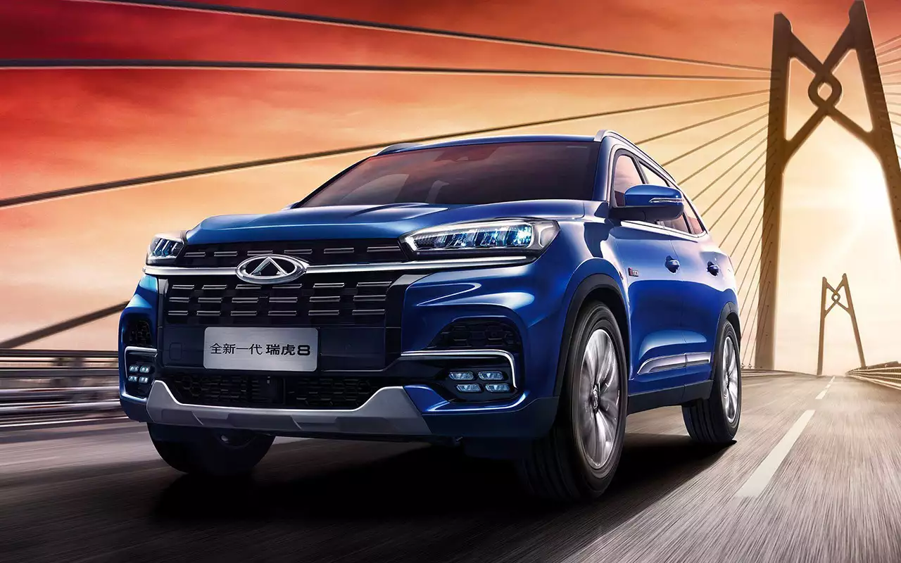 Chery Tiggo 8 смотрит на мир светодиодными фарами с «бегущей строкой» поворотников. Надеюсь, светят они так же клас­сно, как выглядят.