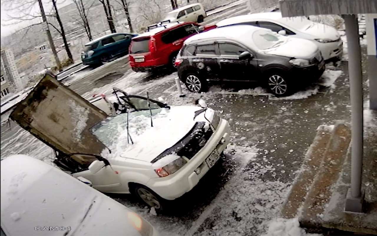 10 см до смерти: бетонная плита рухнула на внедорожник