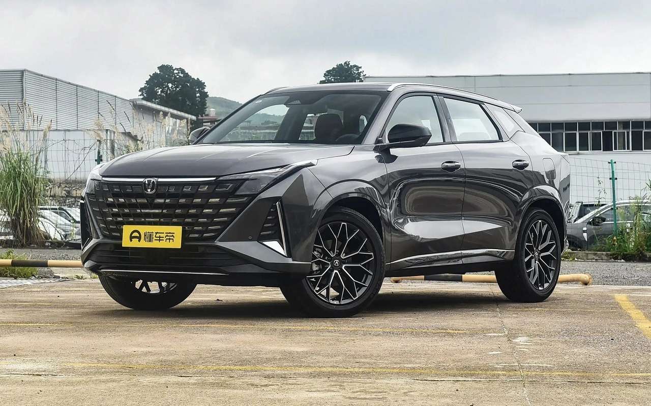 Changan UNI-Z вдруг решили сделать с бензиновым мотором