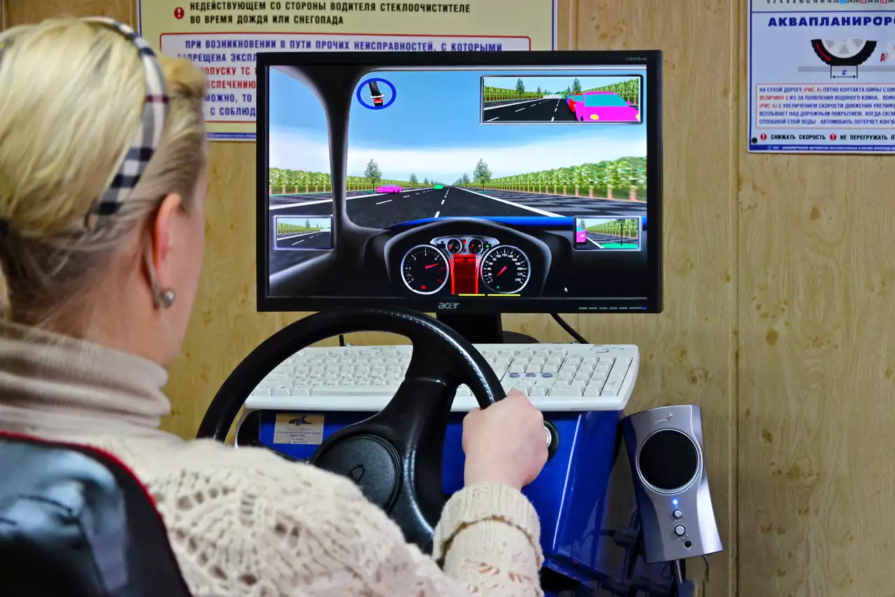 Сейчас в автошколах на практические занятия отведено 56 часов, на теорию – 134 часа. В большинстве автошкол недостаток практики восполняют занятиями на тренажерах. Увы, такая замена неравноценна.