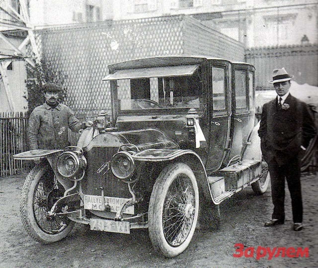 Победитель первого ралли в Монако – гонщик и по совместительству парижский представитель французской фирмы Turcat-Mery Анри Ружьё у Double-Berline модели 25CV