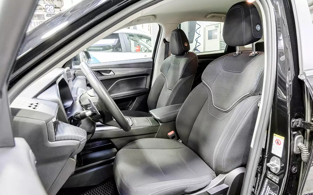 Вне зависимости от типа обивки сиденья быстро просиживаются и теряют форму: ветшает и осыпается поролоновая набивка.