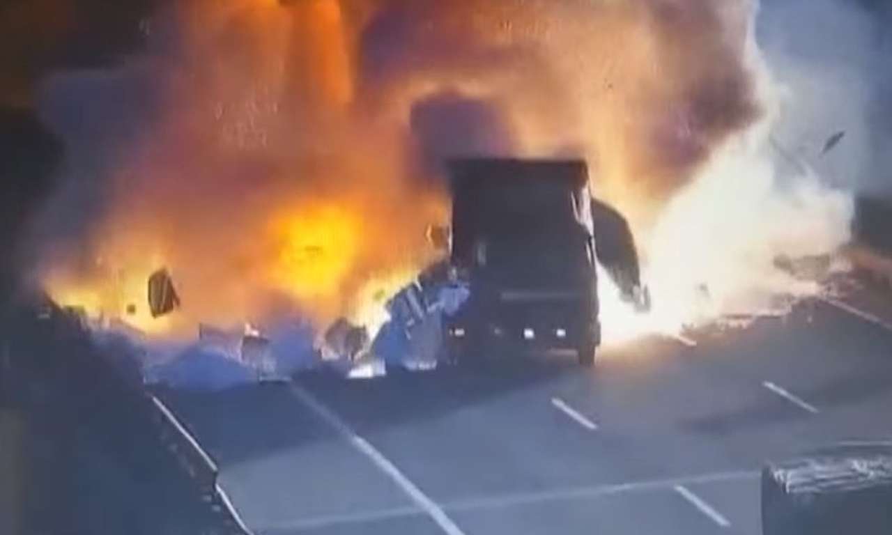 Китайский фейерверк: столкновение двух фур привело к мощному взрыву