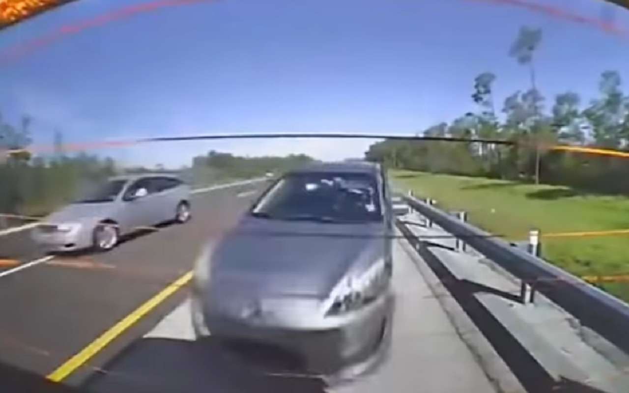 Полицейская машина остановилась на обочине и произошло страшное (видео)