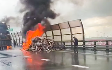 В Санкт-Петербурге грузовик вывалил на дорогу загоревшийся мусор
