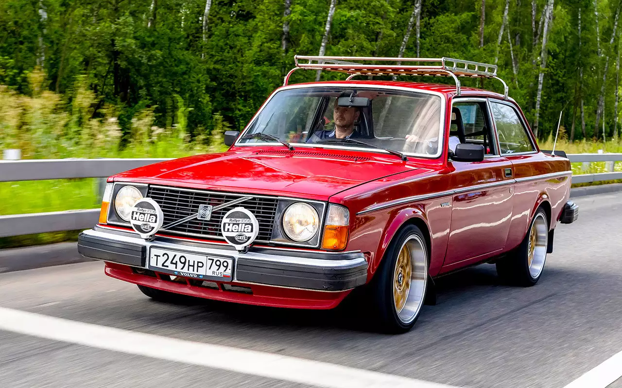 Volvo 242. Моду на мощные массивные бамперы породила именно фирма Volvo. Дополнительные фары, особенно популярные в Скандинавии, соответствуют возрасту автомобиля.
