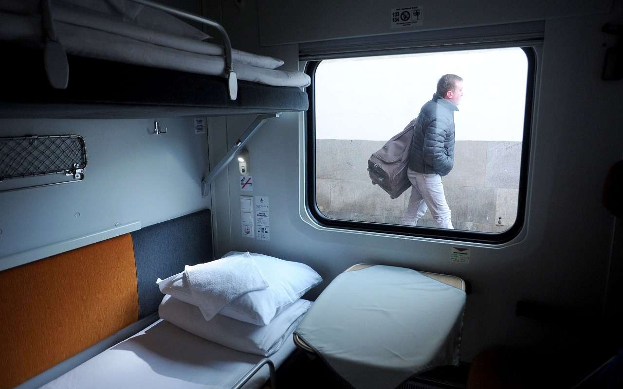 Если вы едете в поезде на верхней полке — не забывайте о своих правах