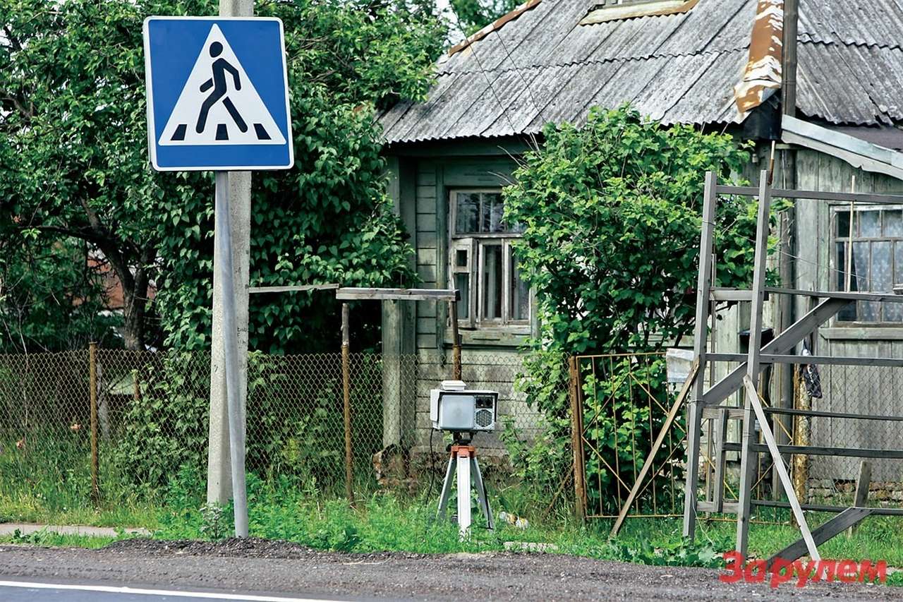 «Стукачок» спрятался в толпе. Тут и знак, и бетонный столб, и какие-то деревянные фермы, и металлический заборчик – массовка, одним словом.