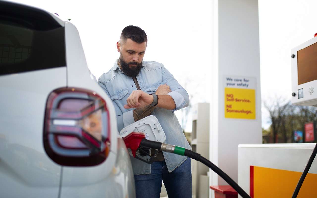 Заправились плохим бензином: эксперт рассказал, что делать