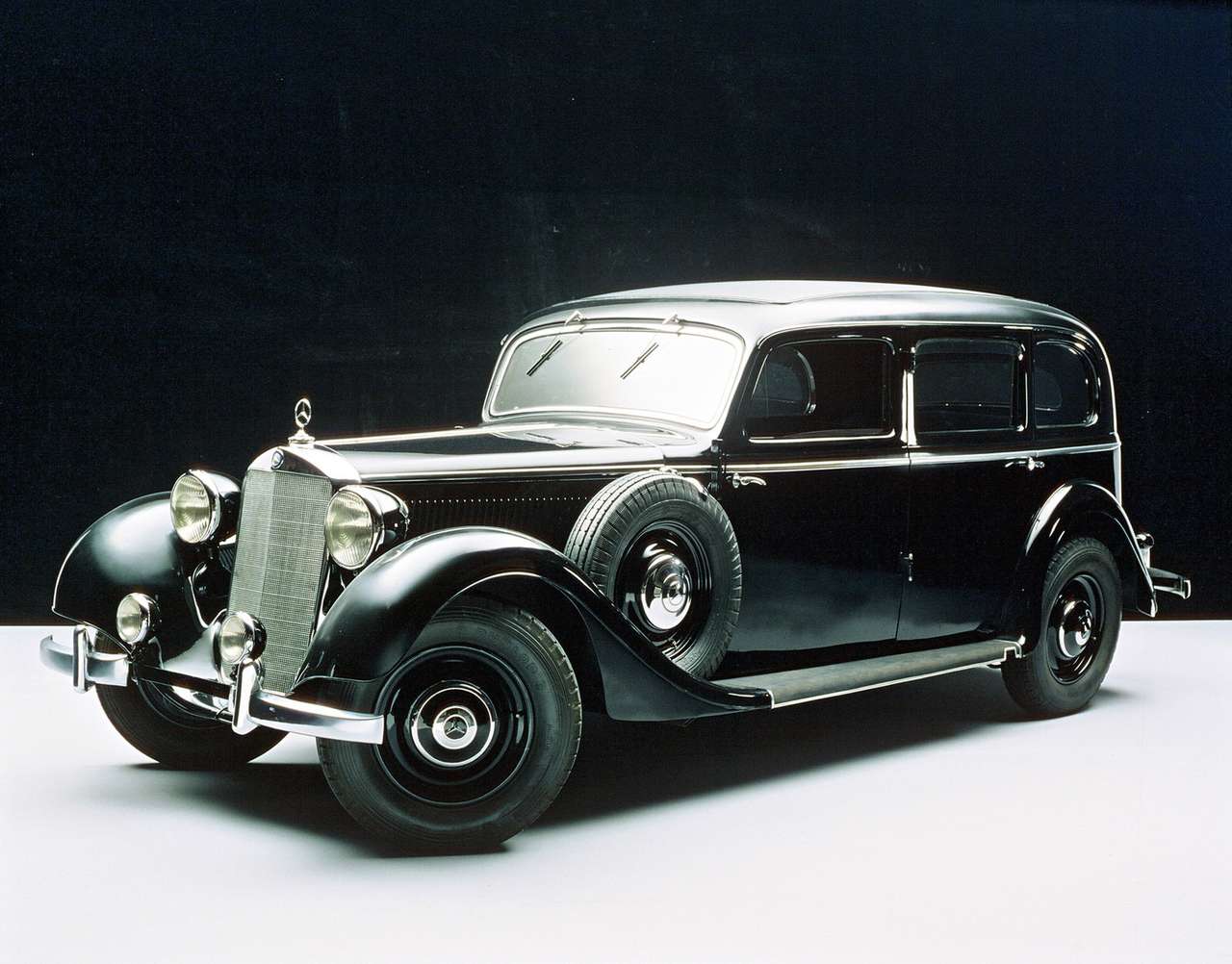 Mercedes-Benz 260D (W 138) с кузовом пульман-лимузин, рестайлинговый вариант 1937 года. Отличался измененной облицовкой радиатора, меньшими фарами, расширенной колеей, баком вместимостью 50 против прежних 38 л. В 1938 году автомобиль получил полностью синхронизированную четырехступенчатую коробку передач.