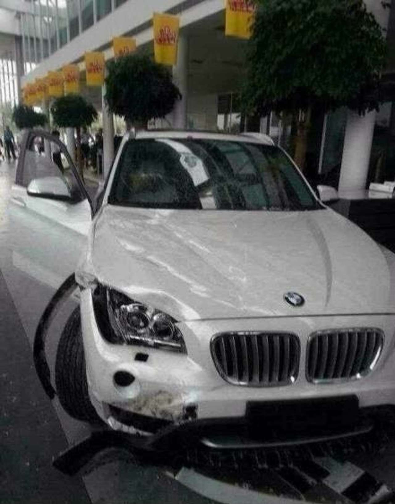 Недовольный владелец BMW разгромил автосалон