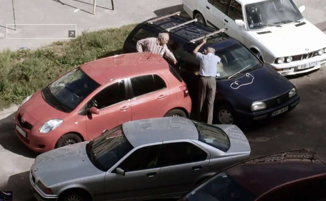 Кто кого переупрямит — сценка на парковке (ВИДЕО)