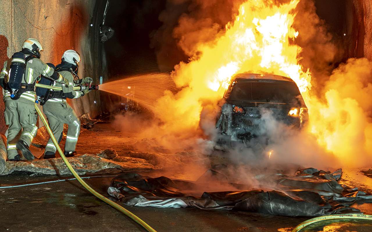 Электромобили горят редко, но тушить их труднее