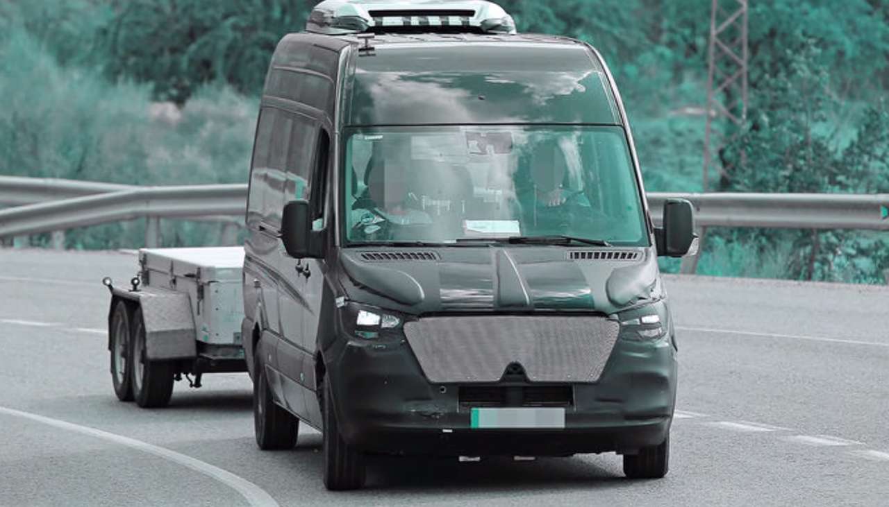 Новый Mercedes-Benz Sprinter подключили к розетке
