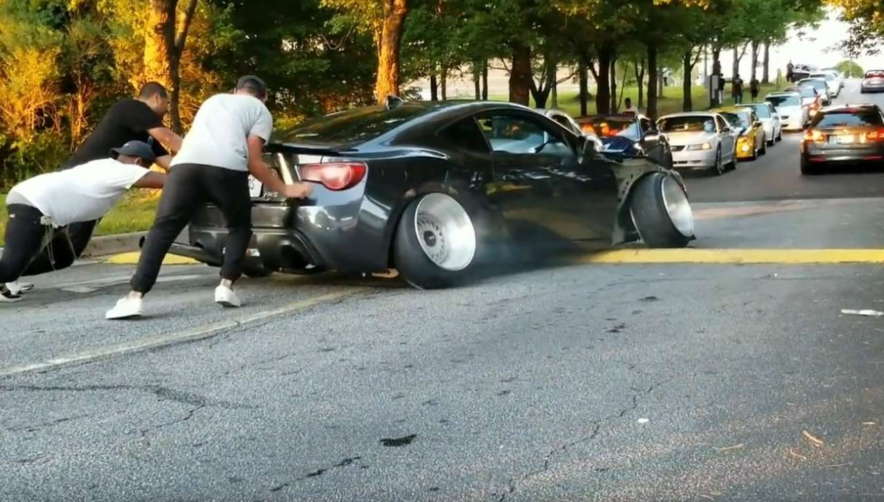 «Пузом» по асфальту... со спорткарами такое случается!