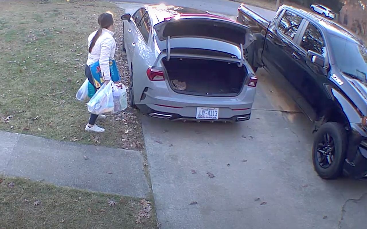 Как без помощи рук закрыть багажник машины – есть способ!