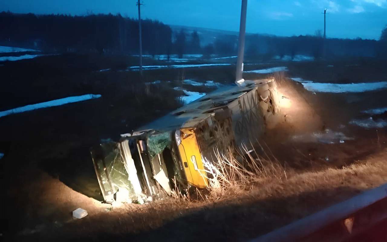 26 человек пострадали: в Самарской области перевернулся автобус с пассажирами