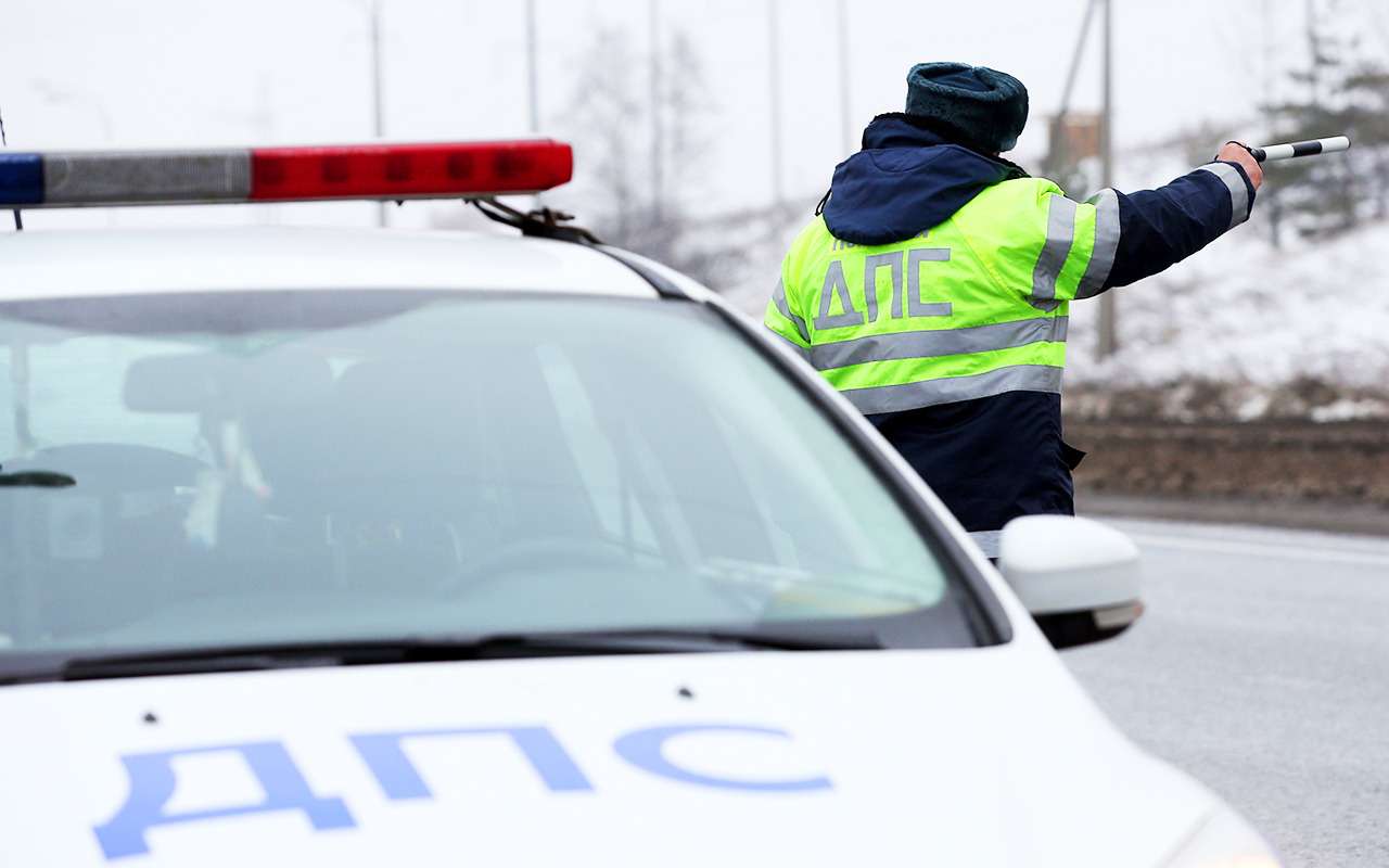 Все на праздник! Мужчина повез детей на елку в багажнике автомобиля