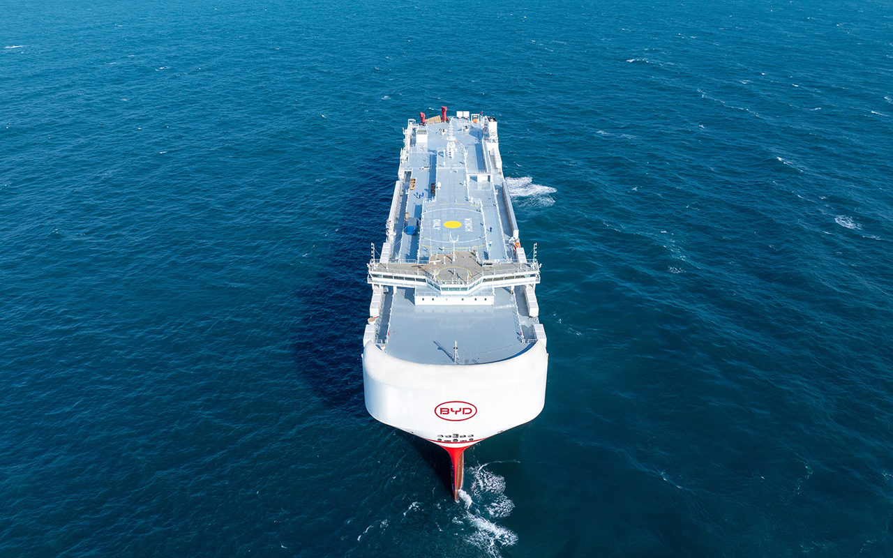 Самое большое судно для перевозки автомобилей успешно спущено на воду