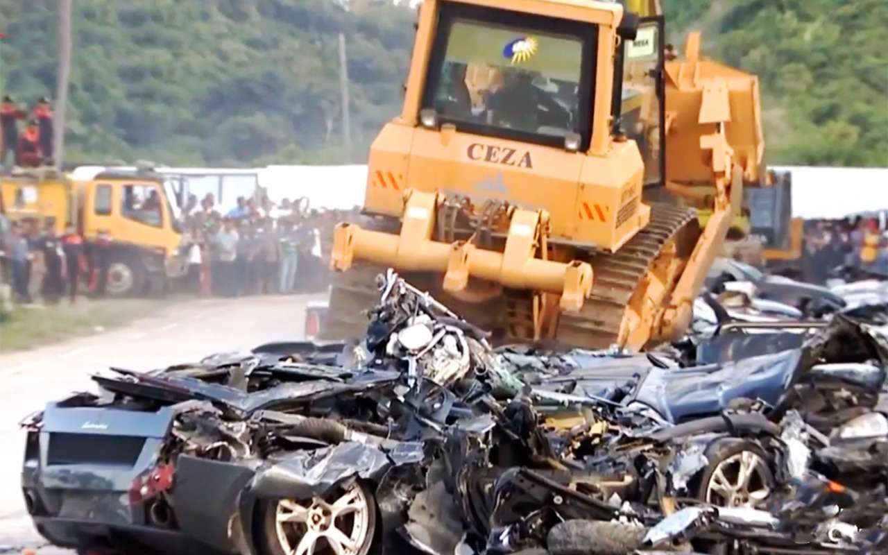 На Филиппинах снова давят бульдозером элитные иномарки.  Понравилось!