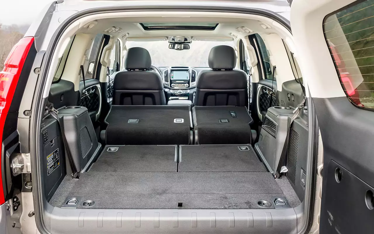 Форма багажника превосходна. Третий ряд при складывании образует ровный пол. Если не складывать, для поклажи остается около 300 л объема.