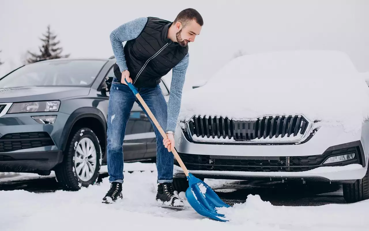 Этот мощный снегоуборщик поможет быстро и легко почистить снег