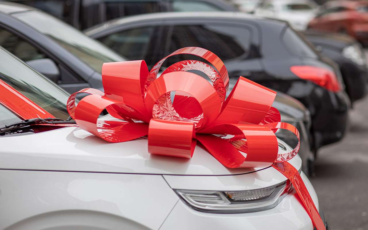 могу ли я подарить машину. Gift on the car. девушка водитель. человек продает машину. могу ли я подарить машину.