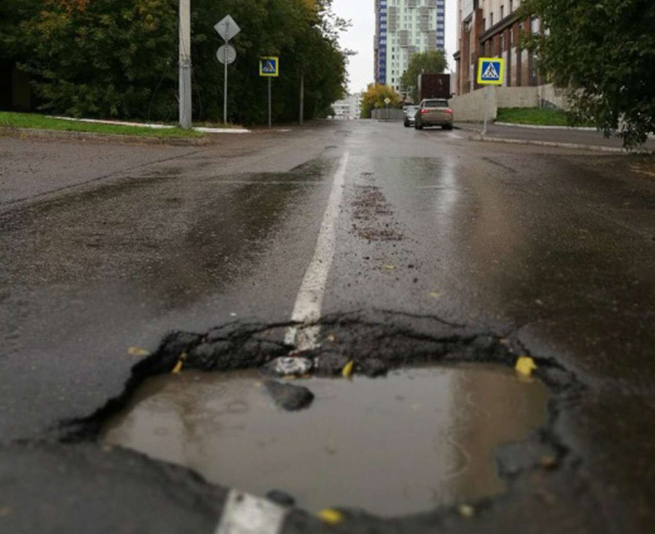 Дорожную разметку нанесли прямо по луже