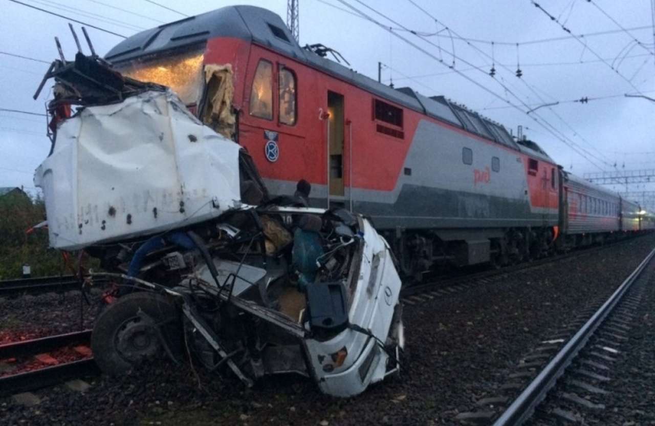 Они выталкивали автобус с ж/д переезда руками! 19 погибших