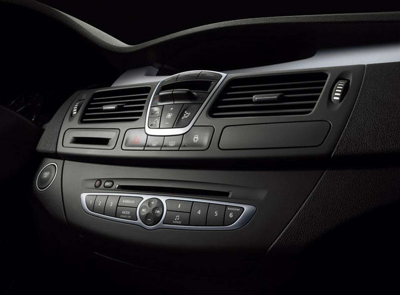 Первые фото новой Renault Laguna