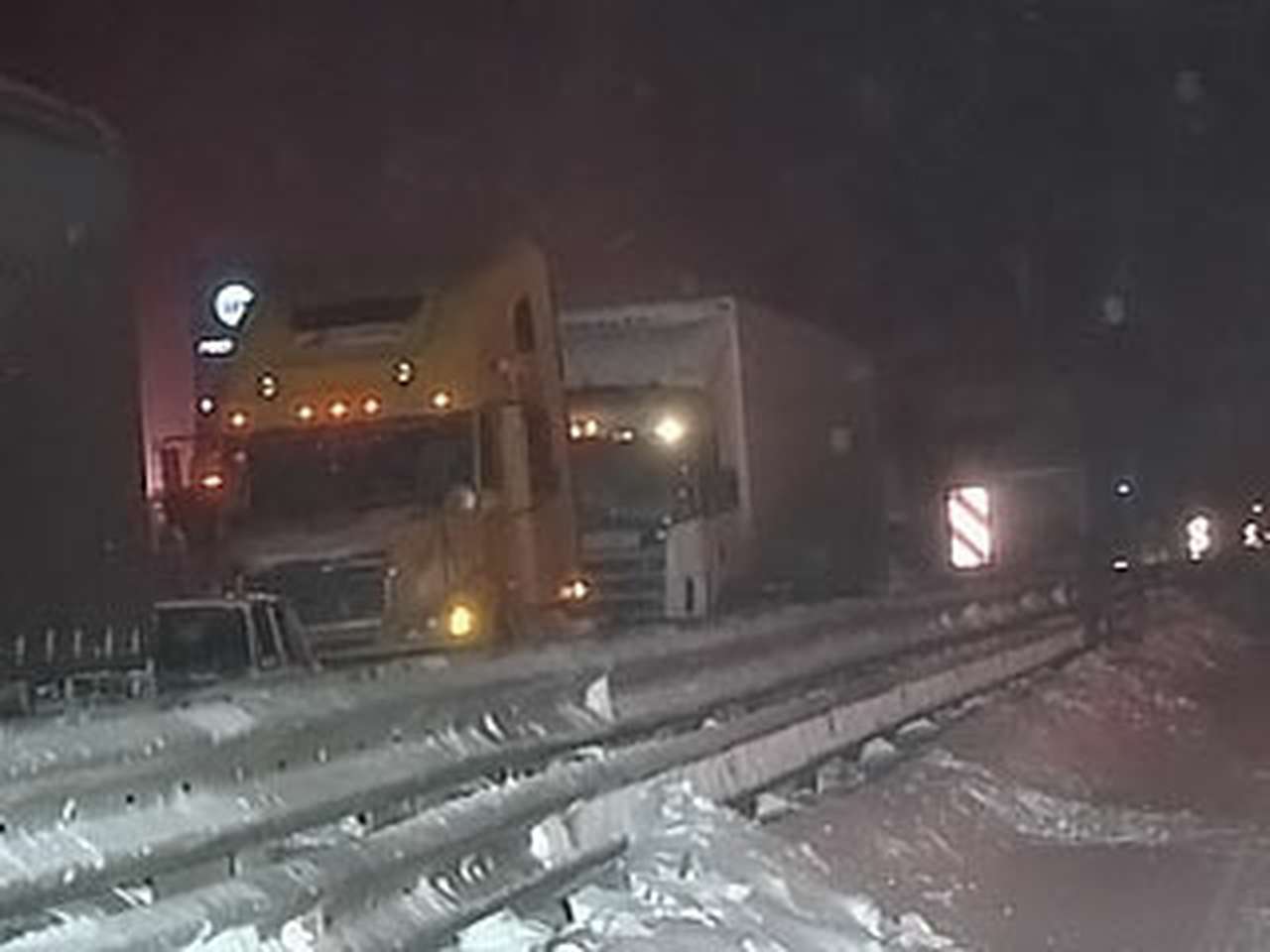 На трассе ''Дон'' 40 единиц спецтехники расчищают снежные заносы