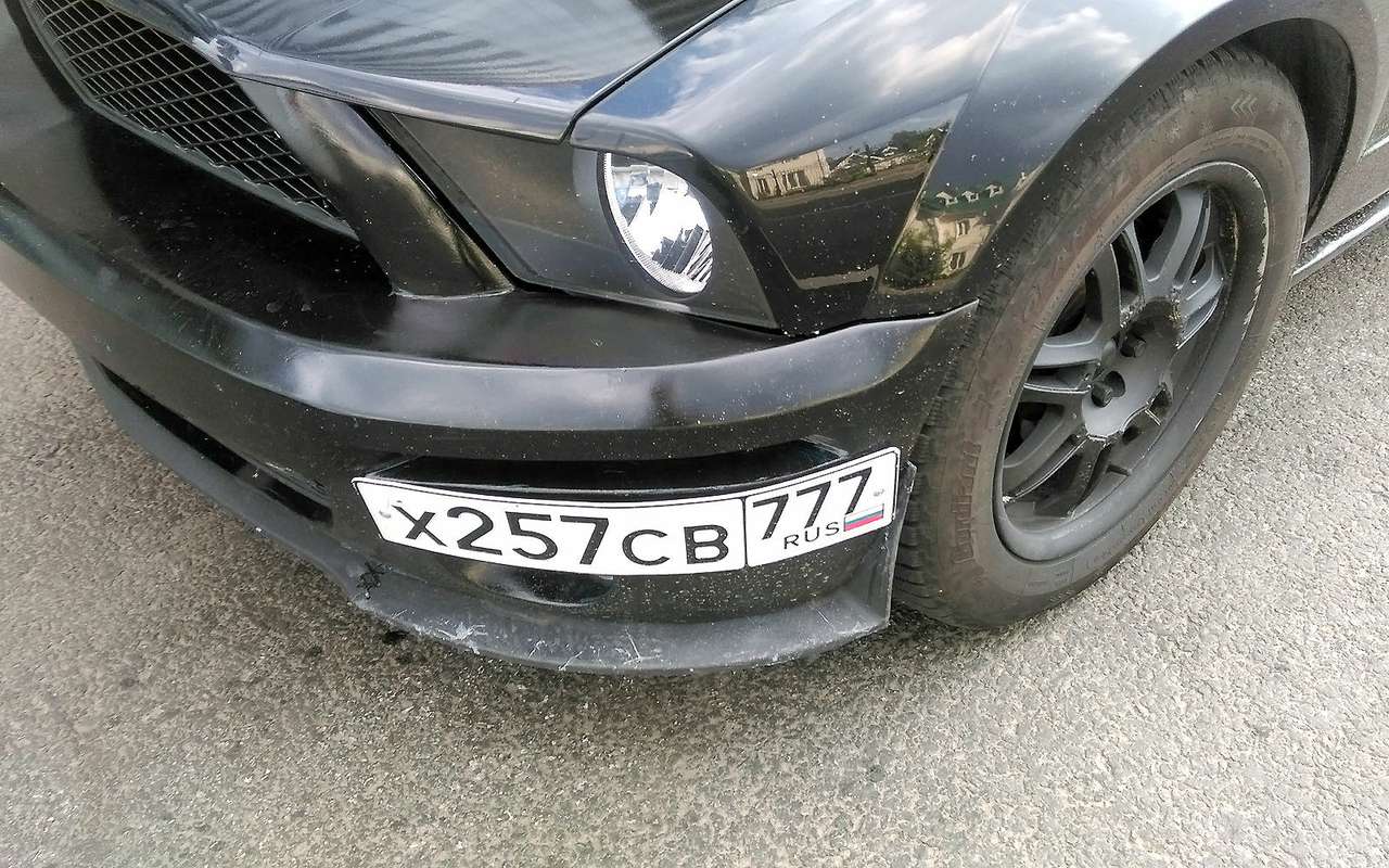 Регистрационный знак должен устанавливаться перпендикулярно продольной плоскости симметрии ТС с возможным отклонением не более 3 градусов. В данном случае явно больше — так устанавливать номер нельзя.