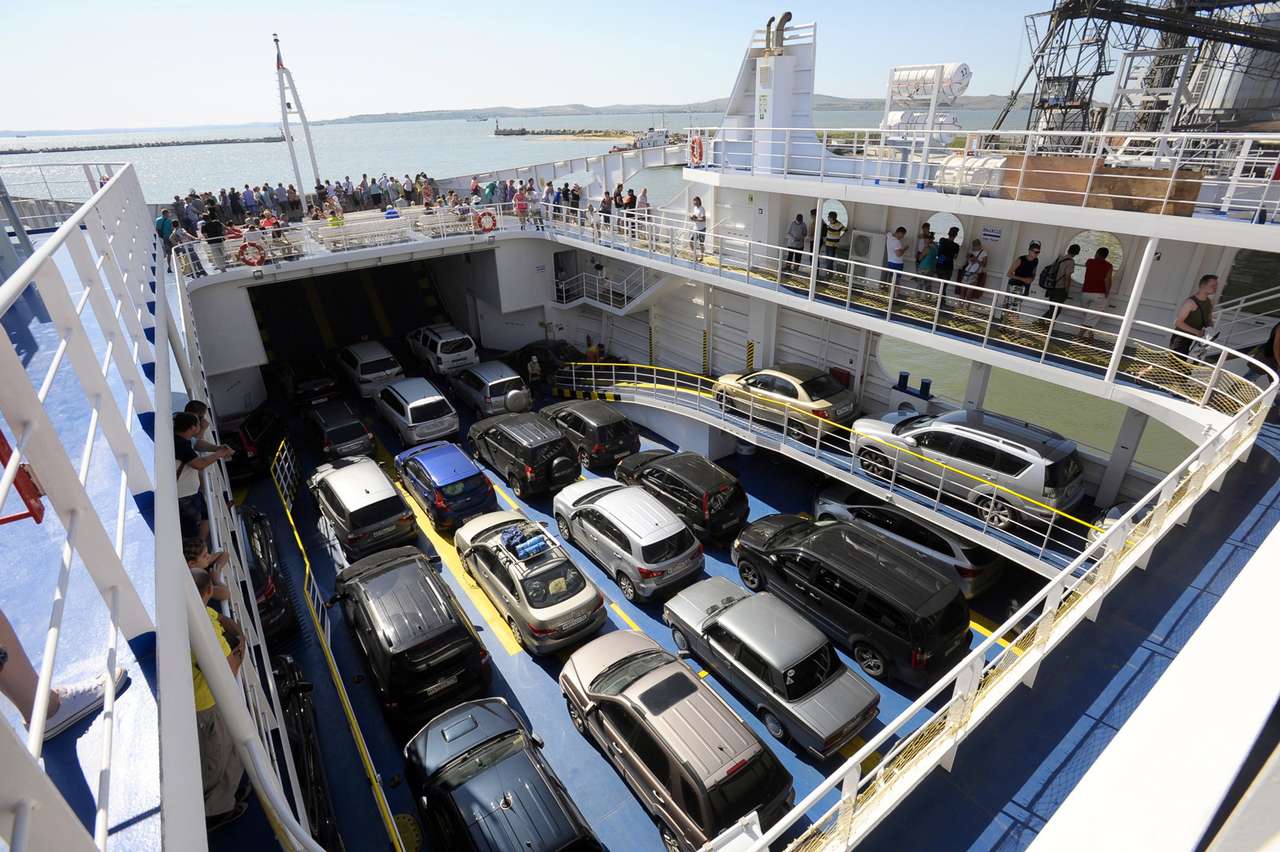 Lada Priora упала в Керченский пролив при выгрузке с парома