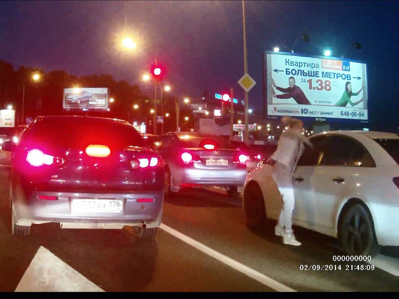 Автомобилистки тоже машут кулаками (ВИДЕО)