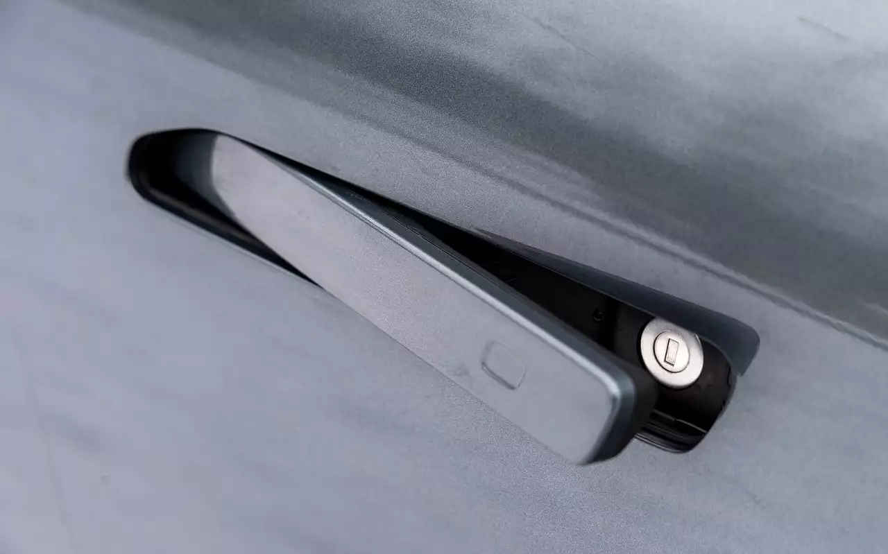 Выдвижные дверные ручки в авто запретят: подробности