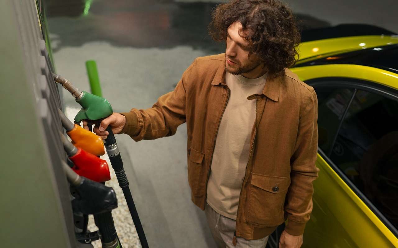 Мотор глохнет и стучит? Вам залили плохой бензин — называем остальные признаки