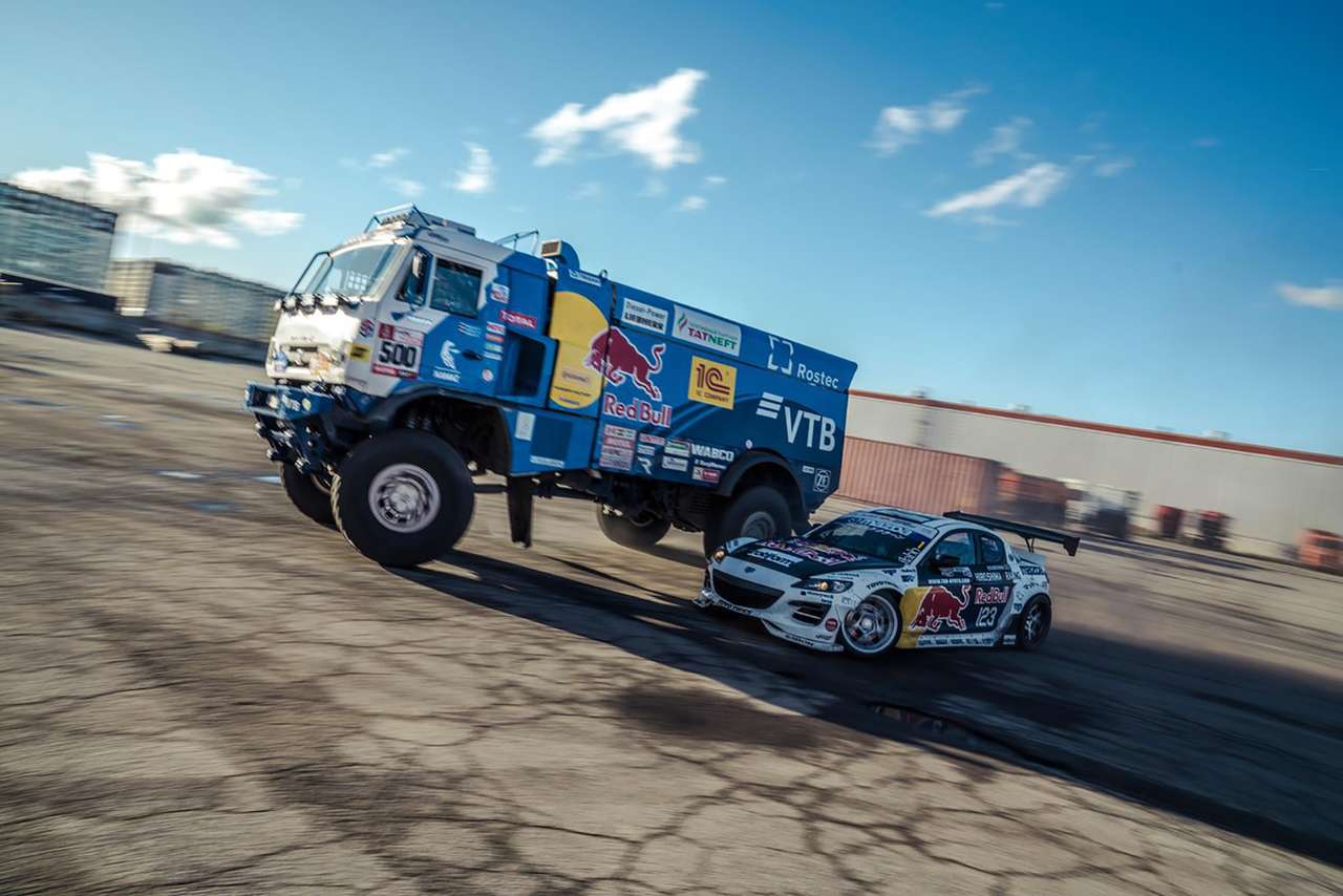 Гоночные КАМАЗ и Mazda RX-8 сошлись в парном дрифте