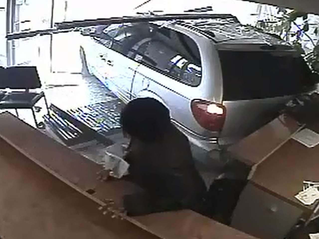 Что бывает, когда путают педали газа и тормоза (ВИДЕО)