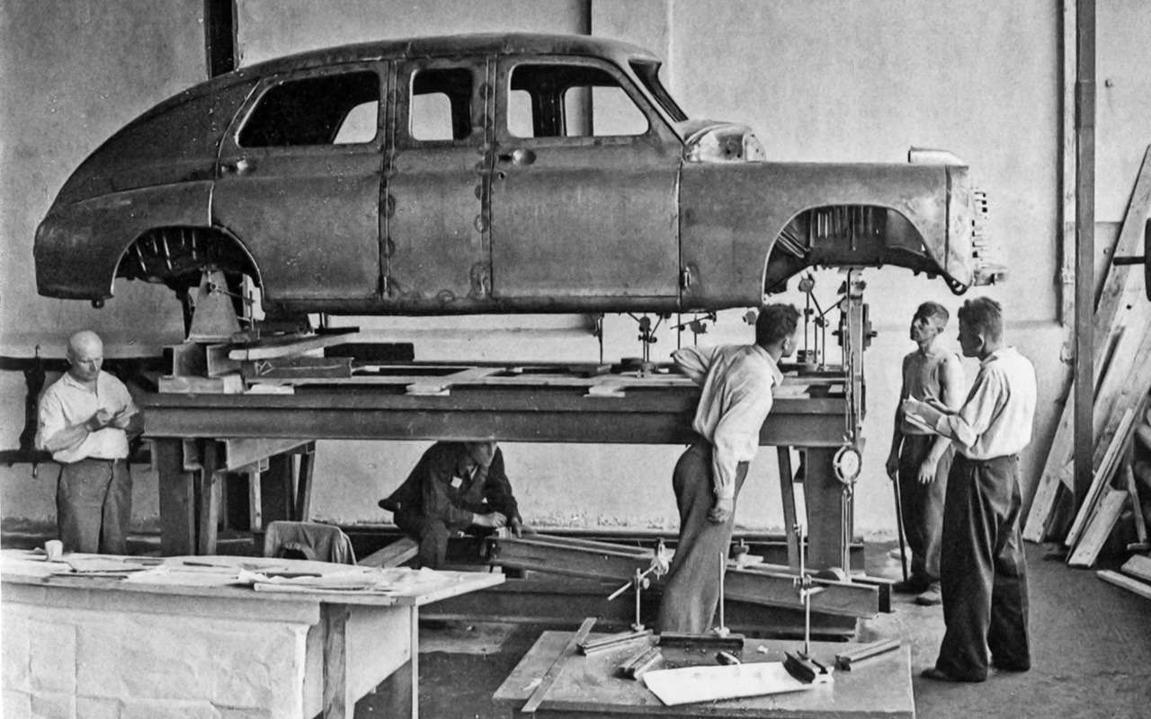 Удлиненный кузов Победы на стапеле – будущий «мул», носитель агрегатов ГАЗ‑12.