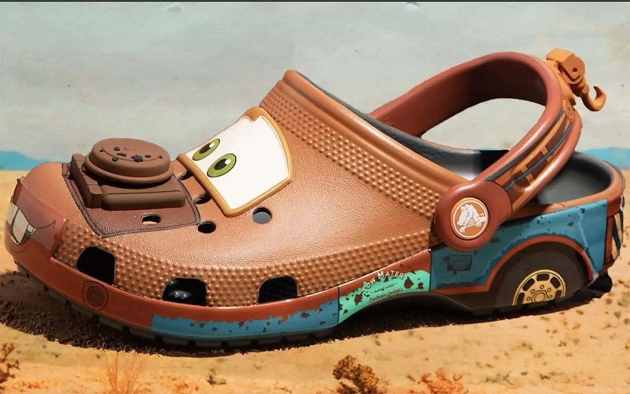 В продажу выбросили партию кроксов в стиле Мэтра из «Тачек»