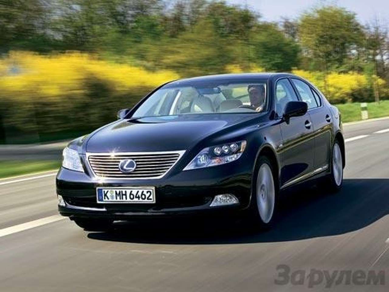 Покупатель огромного дорогого седана LS600h вряд ли будет думать об экономии на топливе, но экологичный автомобиль – это престижно!