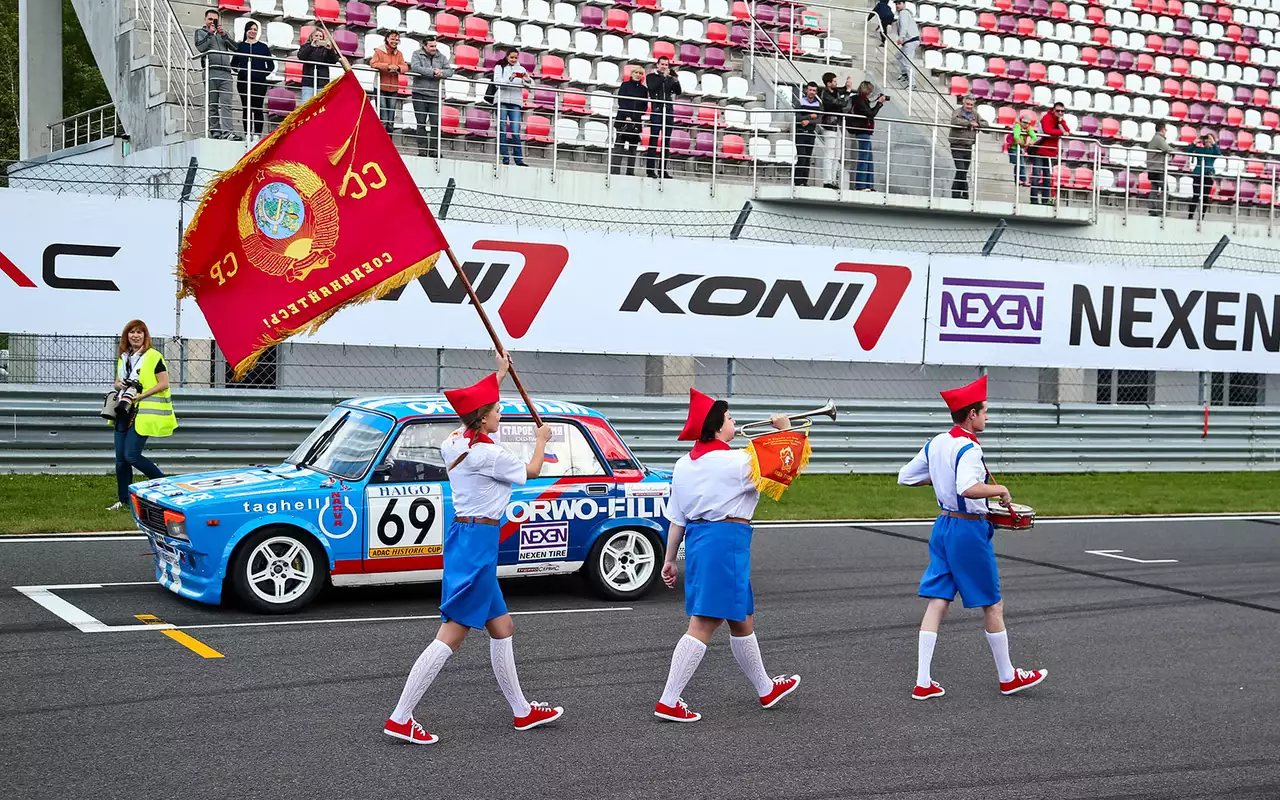 Марш пионеров возле машины Евгения Вертунова, которая по ходу сезона набрала феноменальную форму.