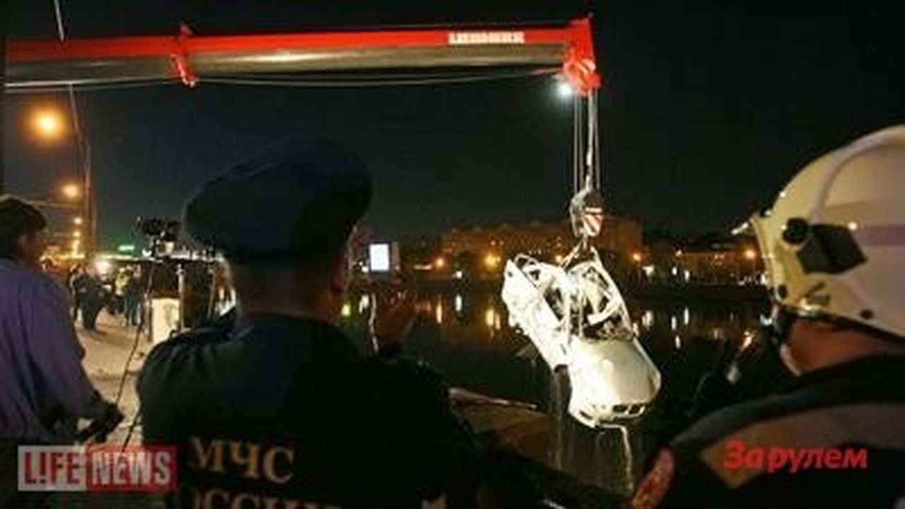 За рулем BMW, вылетевшего в Москву-реку, был сотрудник прокуратуры