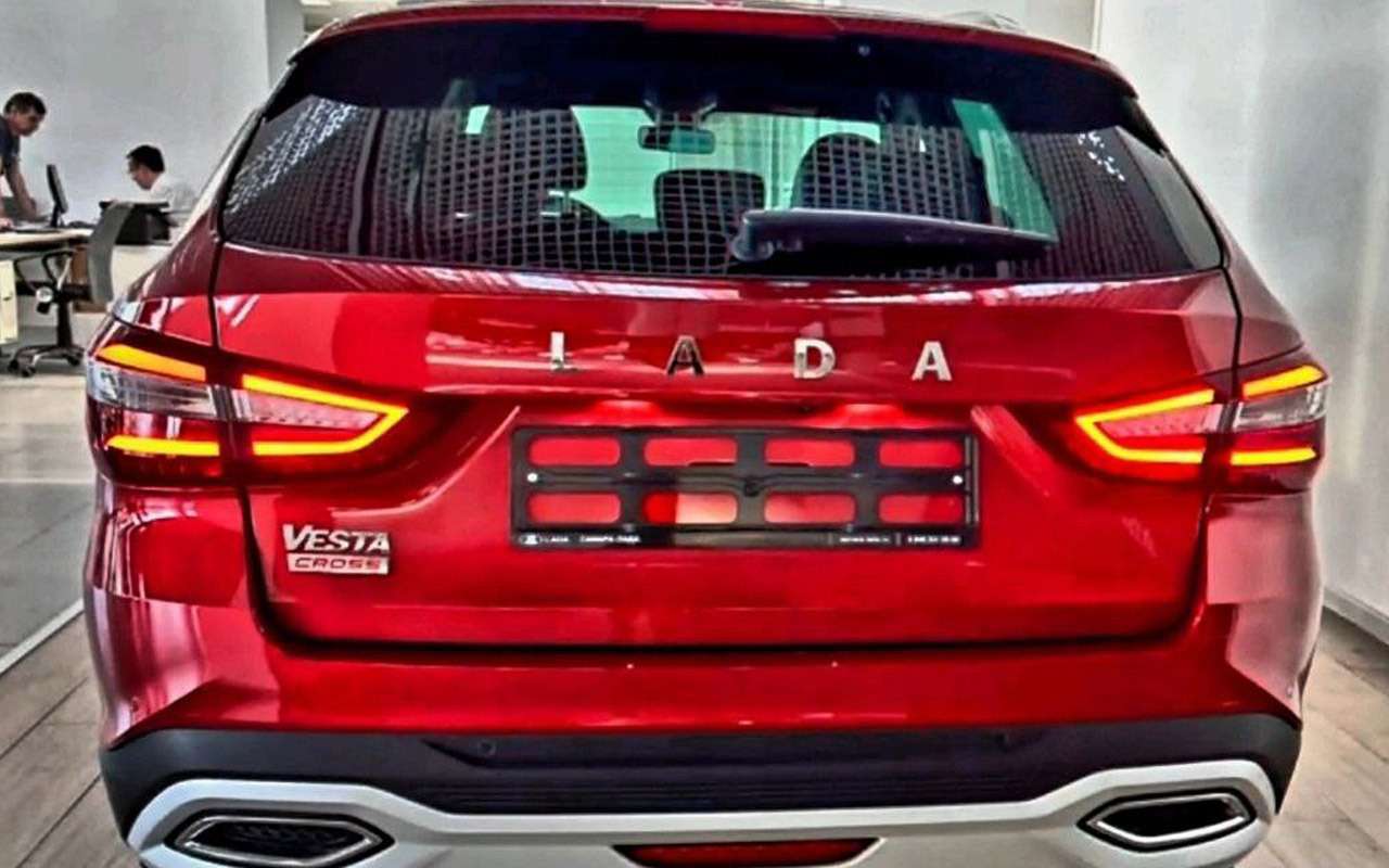 В автосалонах Lada появились «прощальные» Весты, собранные в Ижевске