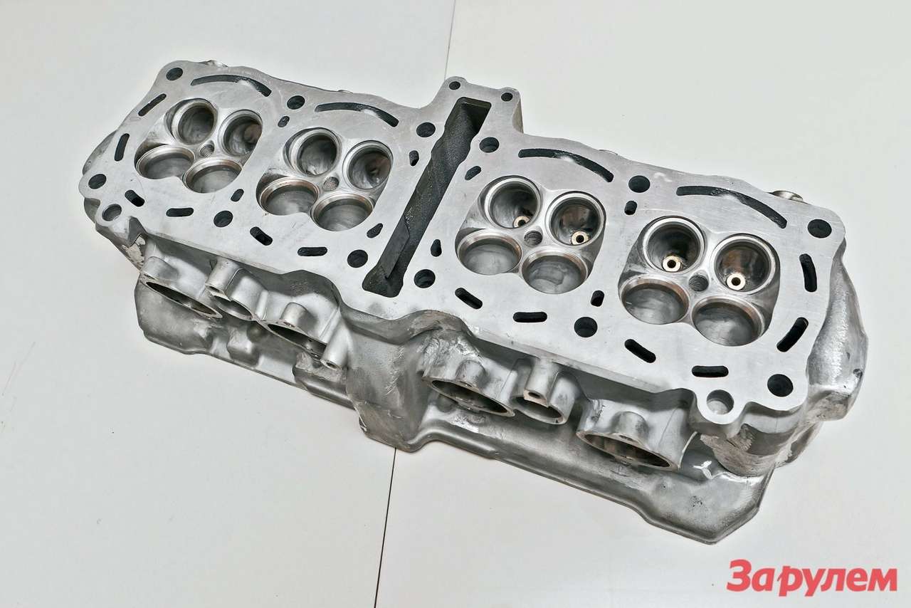 Головка цилиндров с портированными каналами и запрессованными направляющими из бронзы.