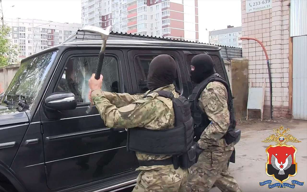 Владельцев автосалона подозревают в вымогательстве и мошенничестве