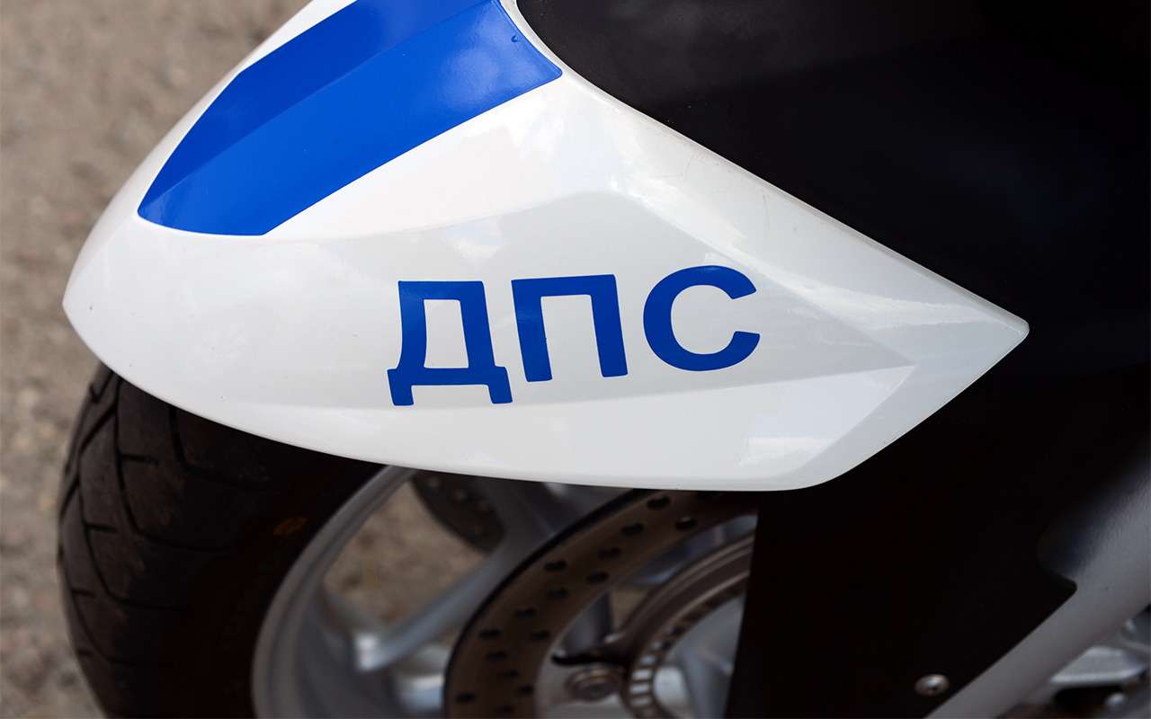 Кегельбан по-московски: машина сбила двух мотоциклистов ГИБДД