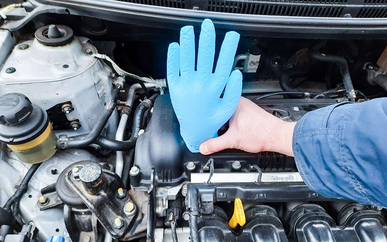 Если при работающем моторе перчатка, плотно прижатая к маслозаливной горловине, надувается – дело плохо. У мотора очень большой прорыв газов через поршневые кольца в картер.