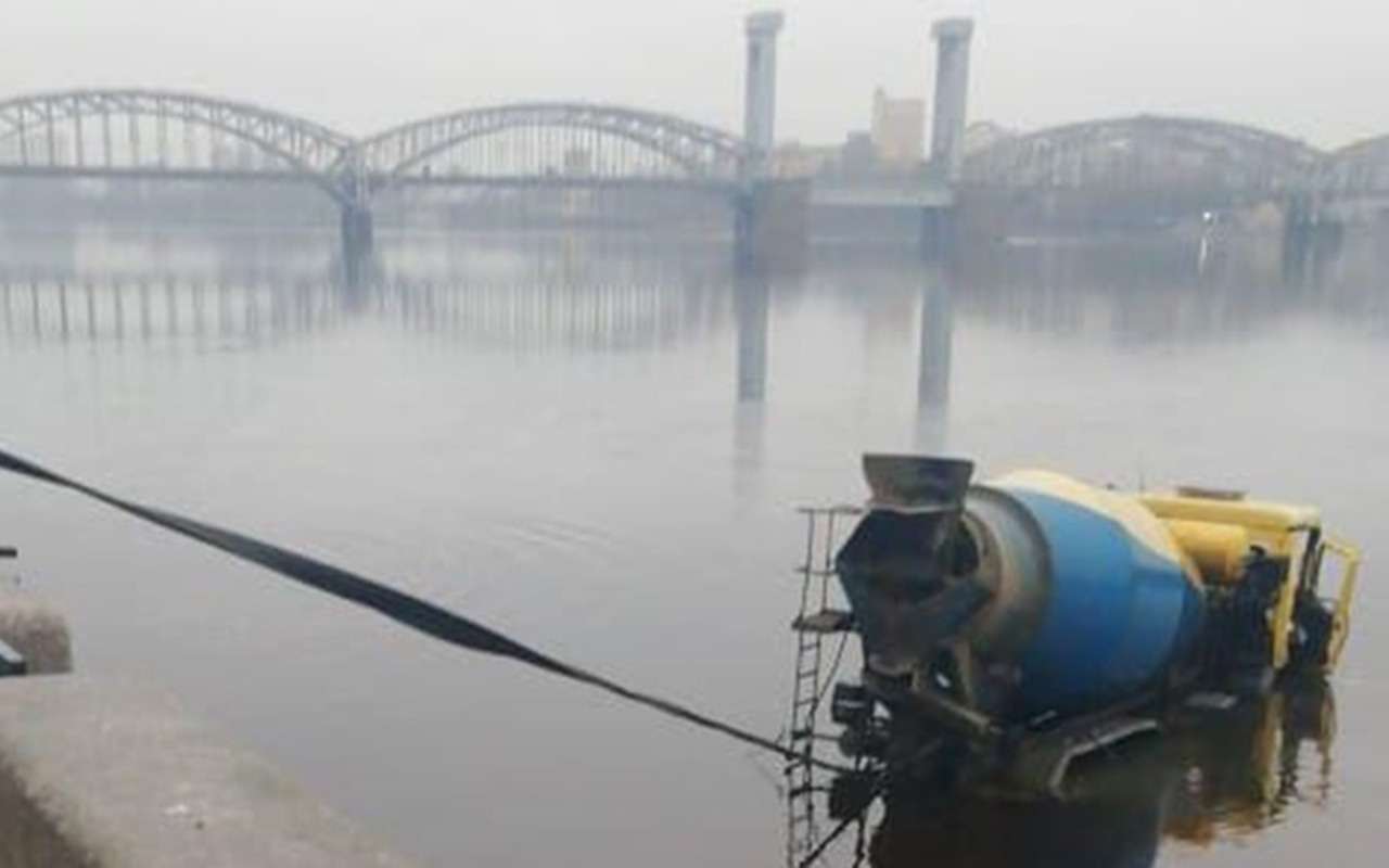 Бетономешалка врезалась в дом и нырнула в Неву. Водителя ищут